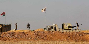 گزارش اختصاصی دیرالزور۲۴ به گزارش خبرنگار شبکه دیرالزور۲۴، نیروهای شبه نظامی سپاه پاسداران در صحرای البوکمال در شرق دیرالزور آمادگی نظامی خود را افزایش داده اند. خبرنگار ما افزود که شبه نظامیان در حال آماده شدن برای شروع مانورهای نظامی مشترک بین بخشهای مختلف صحرا از جمله البوکمال، المیادین و حمص هستند تا در صورت بروز تحرکات توسط شبه نظامیان مخالف اسد در نزدیکی نقاط نگهبانی آنها، کل منطقه صحرا را تحت کنترل داشته باشند. روز گذشته دو نقطه متعلق به شبه نظامیان محلی هنگ ۴۷ در صحرای البوکمال مورد حمله قرار گرفت که منجر به زخمی شدن چند نیرو شد.