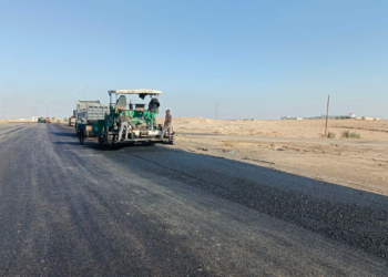 بدء مدّ طبقة الإسفلت في مدخل دير الزور ضمن مشروع إعادة التأهيل
