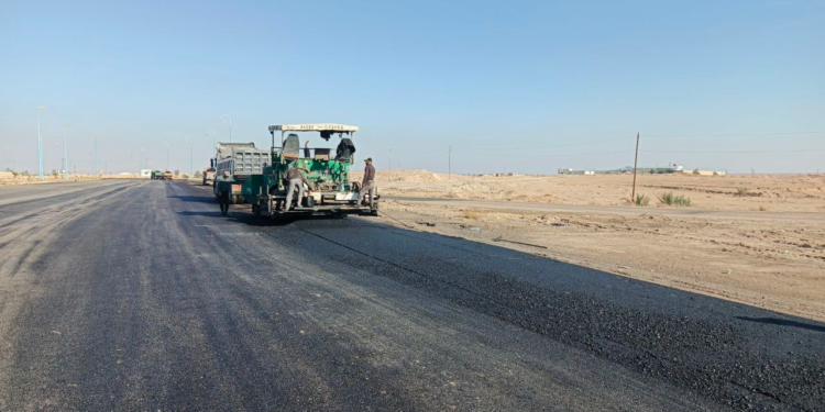 بدء مدّ طبقة الإسفلت في مدخل دير الزور ضمن مشروع إعادة التأهيل