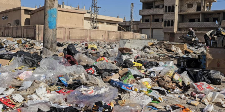 النفايات تنتشر في العشارة… والأهالي يطالبون بحل قبل تفاقم الأزمة