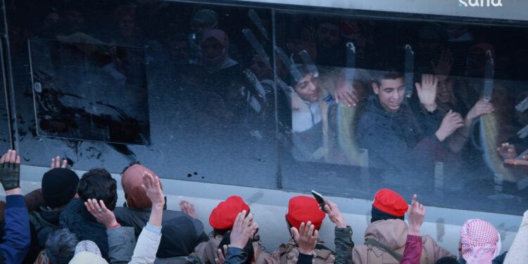 تجمّع أهالي المحتجزين قرب سجن الأقطان بانتظار الإفراج عن أبنائهم