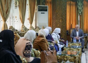 محافظ دير الزور يلتقي ذوي المعتقلين لدى قسد