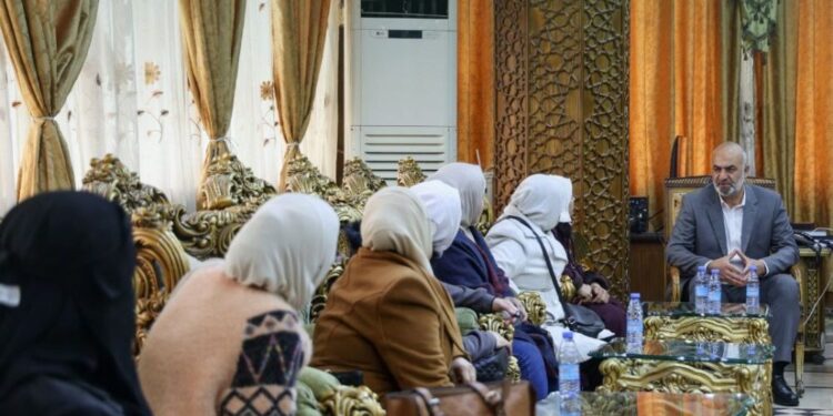 Deir Ezzor Governor meets a number of families of detainees by SDF