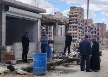 أهالي دير الزور يعيدون بناء منازلهم المدمرة هرباً من ارتفاع الإيجارات