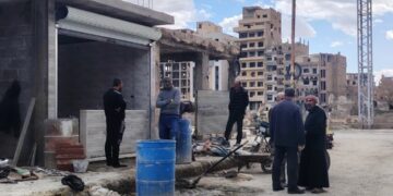 أهالي دير الزور يعيدون بناء منازلهم المدمرة هرباً من ارتفاع الإيجارات