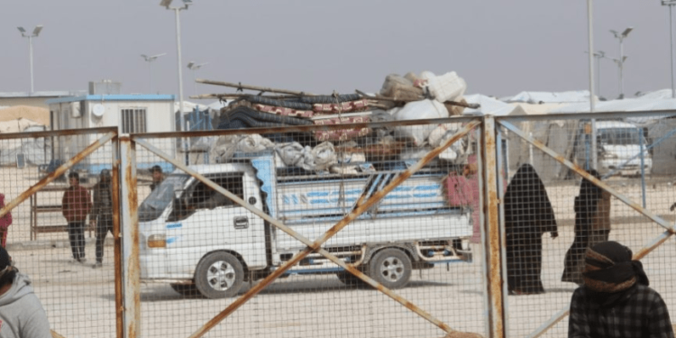 قوافل العودة الطوعية تنقل 280 عائلة من مخيم العريشة إلى دير الزور