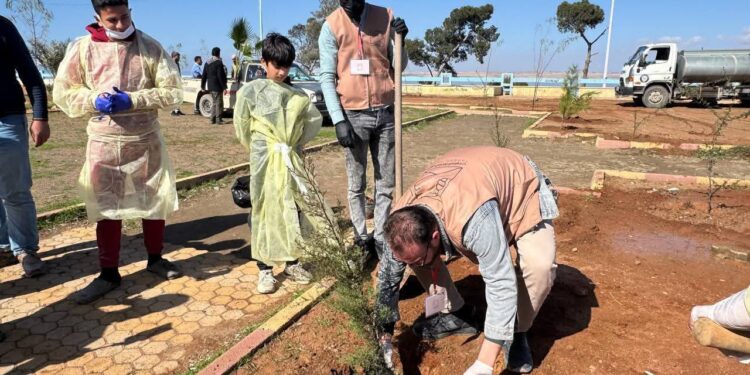 “الطبقة بيتنا”.. مبادرة تطوعية لتنظيف المدينة وغرس الأشجار
