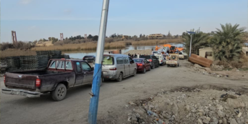 A severe traffic crisis on the earthy bridge in Deir Ezzor overburdens residents and students