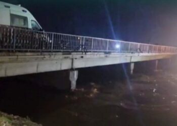 Light vehicles resume passing over Al-Salihiyah Bridge in Albukamal after its maintenance