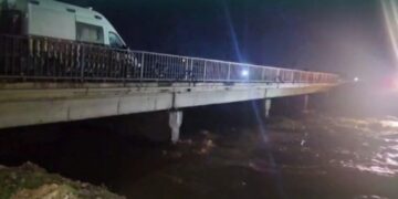 Light vehicles resume passing over Al-Salihiyah Bridge in Albukamal after its maintenance