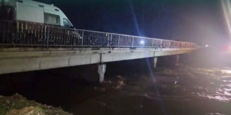 Light vehicles resume passing over Al-Salihiyah Bridge in Albukamal after its maintenance