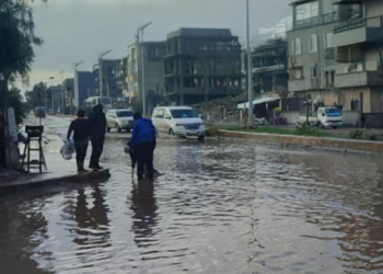 تجمعات مياه الأمطار والحفريات تشل الحركة في شوارع دير الزور