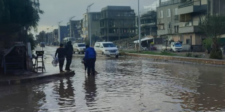 تجمعات مياه الأمطار والحفريات تشل الحركة في شوارع دير الزور