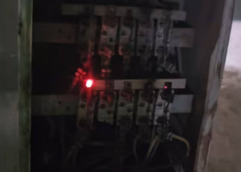 انتشار علب كهرباء مكشوفة في شوارع الرقة يهدد سلامة الأهالي