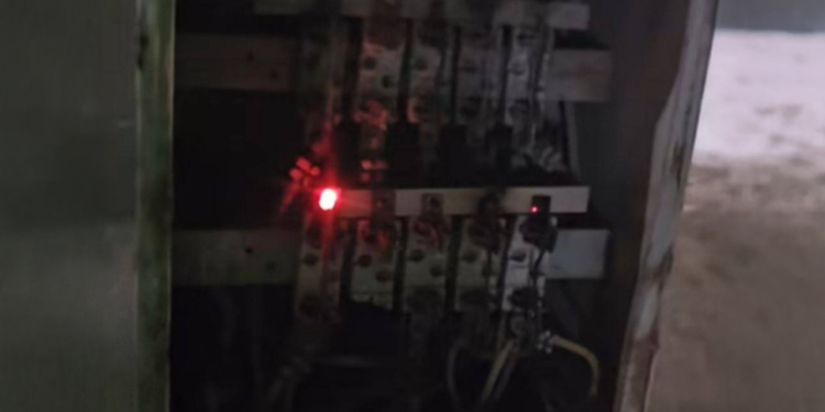 انتشار علب كهرباء مكشوفة في شوارع الرقة يهدد سلامة الأهالي