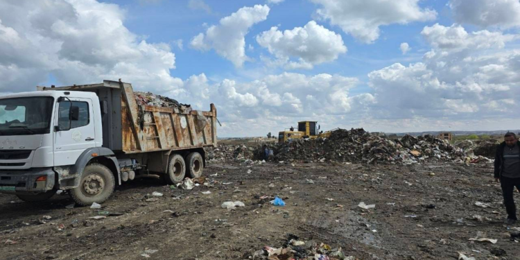 بدء إزالة مكبات النفايات من سرير نهر الفرات في الرقة