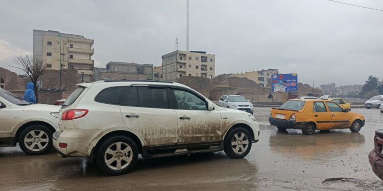 أمطار الرقة تكشف تردّي واقع الطرق وتحول شوارعها إلى مستنقعات طينية