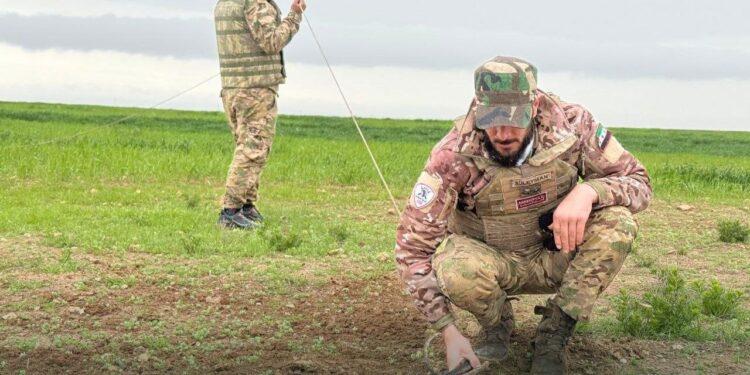 حملة لإزالة مخلفات الحرب في ريف تل تمر بالحسكة