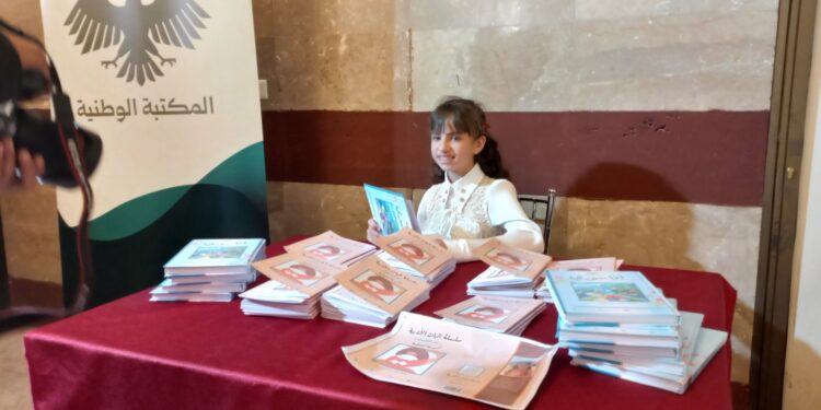 طفلة سورية توقع كتابين في معرض كتاب الطفل بدمشق