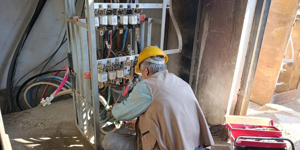 صيانة مراكز تحويل وتمديد شبكة جديدة لتحسين الكهرباء في أحياء دير الزور