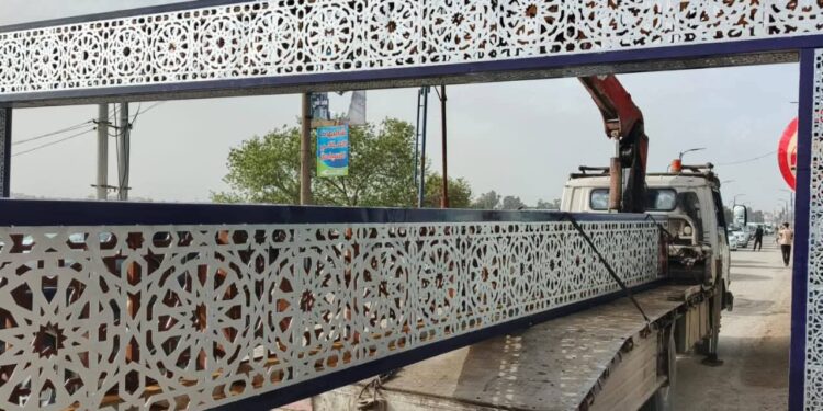 صيانة قوس تحديد الارتفاع عند جسر المنصور في الرقة ورفعه للحد من الأضرار