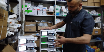 مبادرة “أطباء الرقة في المهجر” تسلّم المشفى الوطني 30 مضخة دوائية لدعم العناية المشددة
