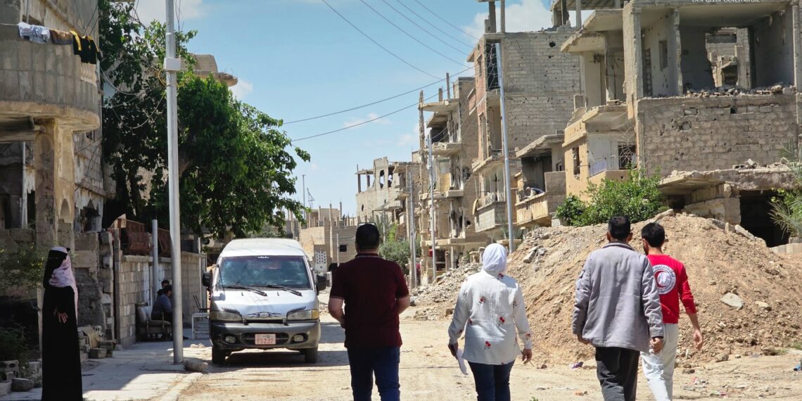 مجلس مدينة دير الزور يواصل الكشف على المنازل المتضررة في حي المطار تمهيداً لإعادة تأهيلها