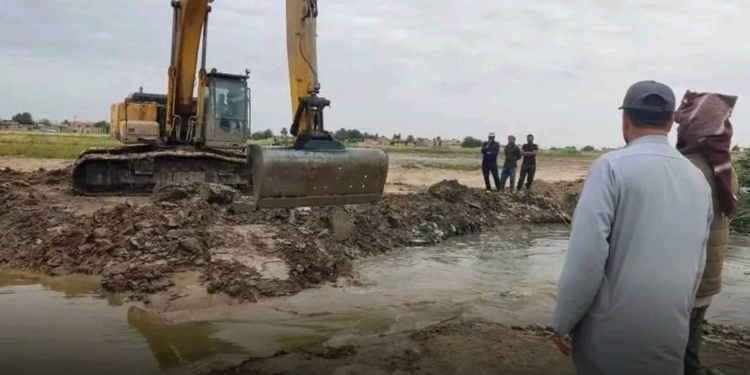 مديرية الموارد المائية تواصل صيانة شبكات الري في مشروع القطاع الخامس