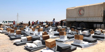 الهلال الأحمر العربي السوري يوزّع مساعدات على 587 أسرة متضررة من فيضان الفرات في الرقة