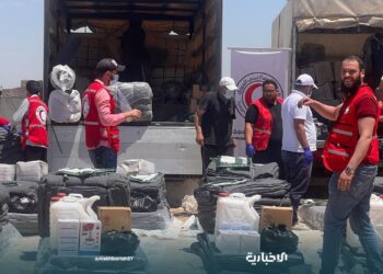الهلال الأحمر يوزع مساعدات على 210 عائلات متضررة من فيضان الفرات في دير الزور