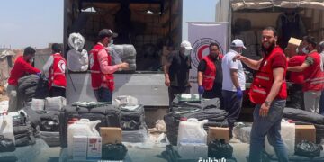 الهلال الأحمر يوزع مساعدات على 210 عائلات متضررة من فيضان الفرات في دير الزور