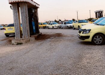 أزمة البنزين تتفاقم في الحسكة.. طوابير انتظار لأيام ومعاناة متزايدة للسائقين