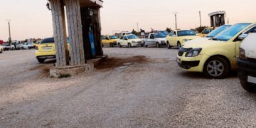 أزمة البنزين تتفاقم في الحسكة.. طوابير انتظار لأيام ومعاناة متزايدة للسائقين