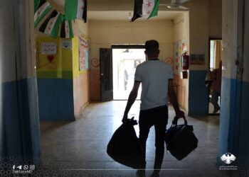بدء عودة الأهالي إلى منازلهم في دير الزور وإغلاق أول مراكز الإيواء بعد انحسار مياه الفرات