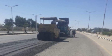 استمرار أعمال تأهيل طريق دير الزور – الميادين – البوكمال لتعزيز السلامة المرورية وتحسين البنية التحتية