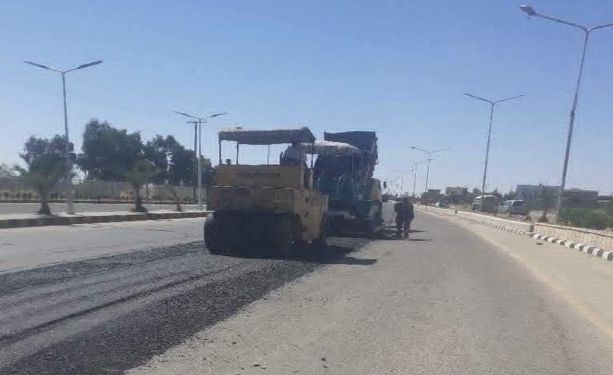 استمرار أعمال تأهيل طريق دير الزور – الميادين – البوكمال لتعزيز السلامة المرورية وتحسين البنية التحتية