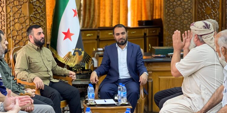 نائب محافظ دير الزور وقائد الأمن الداخلي يبحثان مطالب المعتصمين ويؤكدان متابعتها