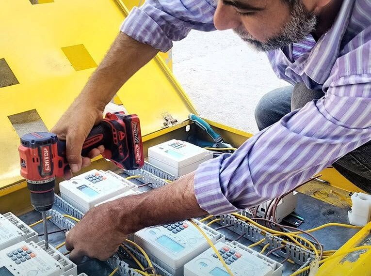 شركة كهرباء الرقة تواصل تركيب العدادات الإلكترونية في حي التوسعية