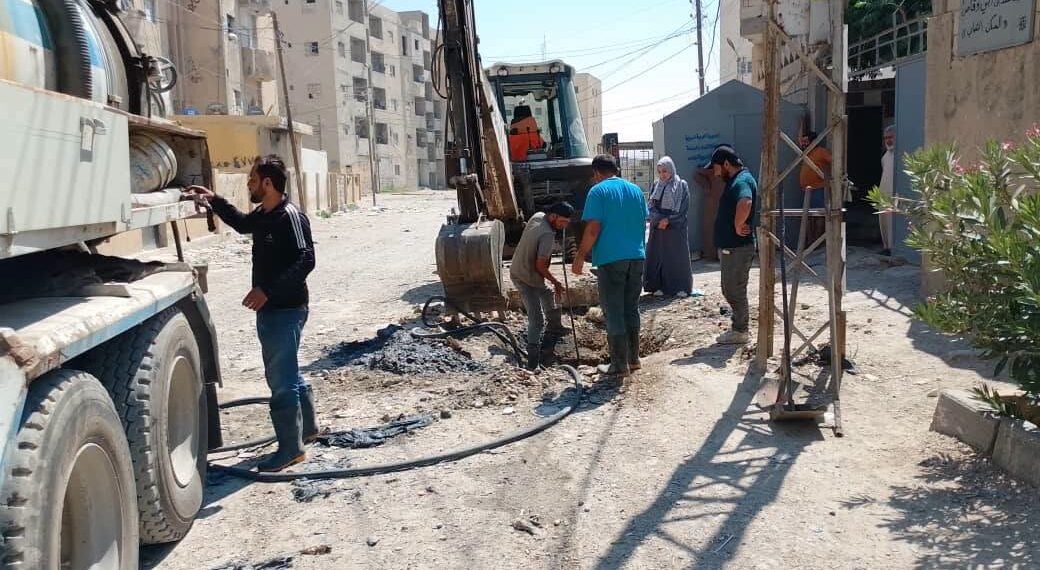 أعمال صيانة في شبكة الصرف الصحي بالسكن الشبابي في الرقة