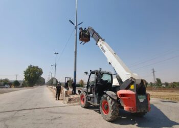 استكمال إنارة المدخل الجنوبي لمدينة الرقة ومتابعة إزالة التجاوزات