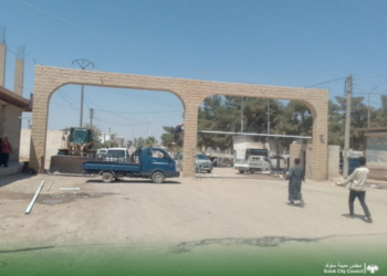 مجلس مدينة سلوك يركّب حاجزاً عند مدخل السوق لمنع دخول الشاحنات والآليات الثقيلة