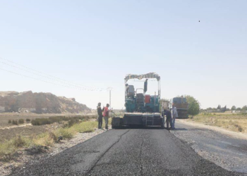استكمال أعمال صيانة طريق دير الزور – الرقة وتحسين المقاطع الأكثر تضرراً