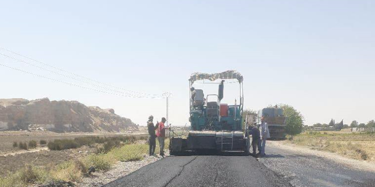 استكمال أعمال صيانة طريق دير الزور – الرقة وتحسين المقاطع الأكثر تضرراً