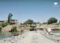 مديرية الخدمات الفنية تبدأ إعادة تأهيل الجسر الترابي الواصل بين حي كنامات وحويجة صكر في دير الزور