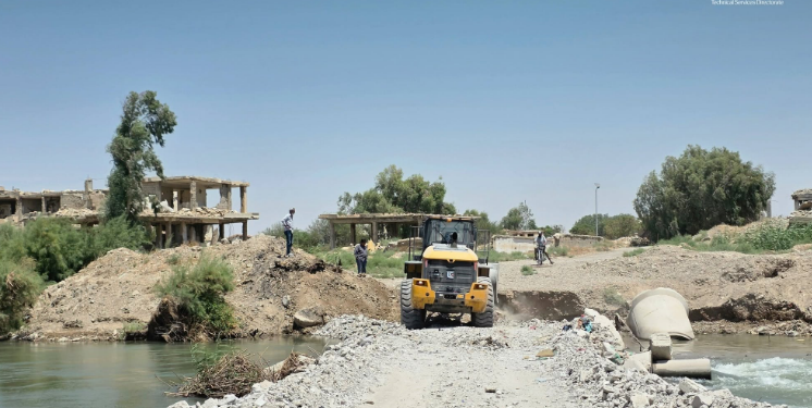 مديرية الخدمات الفنية تبدأ إعادة تأهيل الجسر الترابي الواصل بين حي كنامات وحويجة صكر في دير الزور