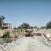 مديرية الخدمات الفنية تبدأ إعادة تأهيل الجسر الترابي الواصل بين حي كنامات وحويجة صكر في دير الزور